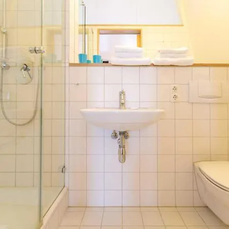 Astrid, T1 Koeln Apartment *